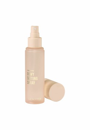 Flacon spray en plastique beige étiqueté "Long Lasting Dewy Setting Spray" par Lenoites avec un bouchon assorti placé à côté.