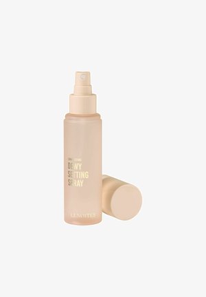 Beige plastic sprayfles gelabeld "Long Lasting Dewy Setting Spray" van Lenoites met bijpassende dop ernaast geplaatst.
