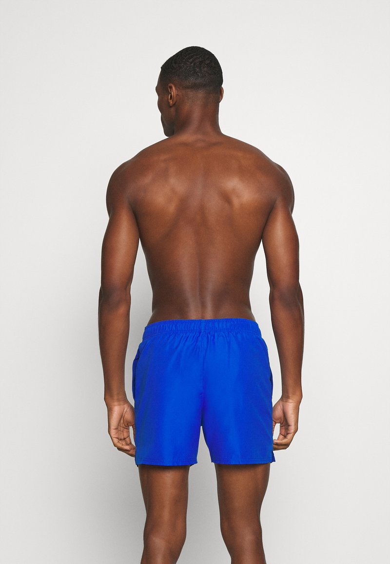 Shorts de bain bleus pour homme avec une taille élastique, des poches latérales et un tissu lisse et léger. Design classique idéal pour la natation.
