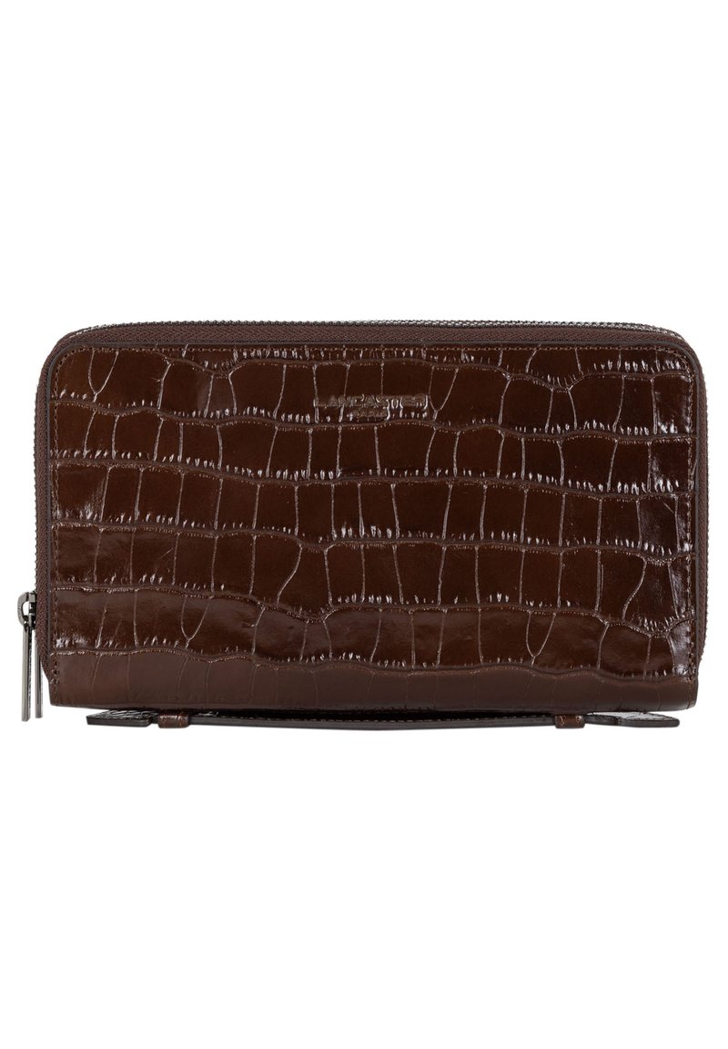 Portefeuille en cuir brun embossé crocodile avec une finition brillante, doté d'une fermeture éclair et de détails matériels subtils. Forme rectangulaire, texture lisse.