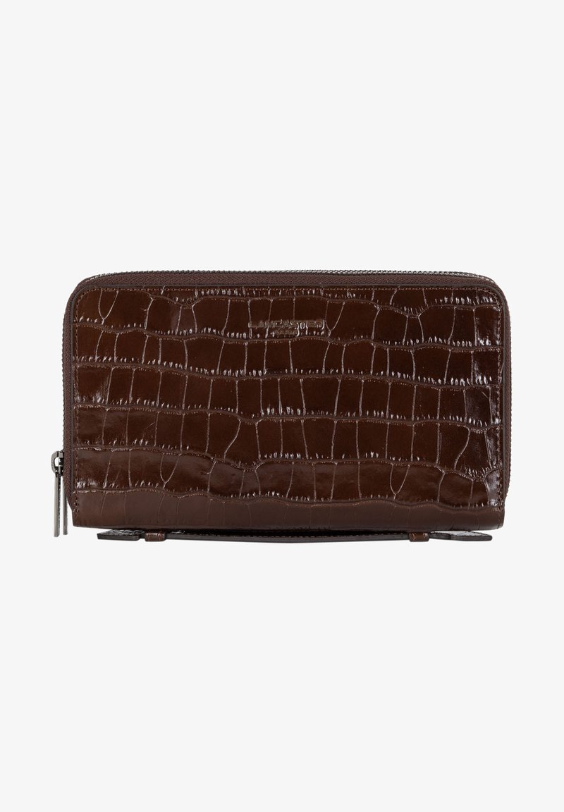 Portefeuille en cuir brun embossé crocodile avec une finition brillante, doté d'une fermeture éclair et de détails matériels subtils. Forme rectangulaire, texture lisse.