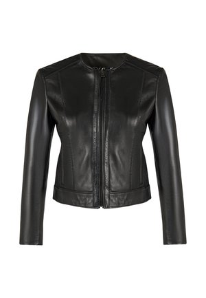 Chaqueta de cuero negra con escote redondo, mangas largas, detalles de paneles cosidos y cierre delantero con cremallera, mostrada extendida sobre fondo blanco.