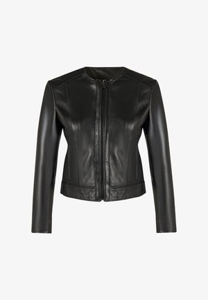 Chaqueta de cuero negra con escote redondo, mangas largas, detalles de paneles cosidos y cierre delantero con cremallera, mostrada extendida sobre fondo blanco.