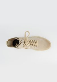 Beige Wildleder-Hochschaft-Sneaker mit runder Spitze, flachen Schnürsenkeln, silbernen Ösen und gepolstertem Kragen. Verfügt über einen seitlichen Reißverschluss für einfaches Anziehen.