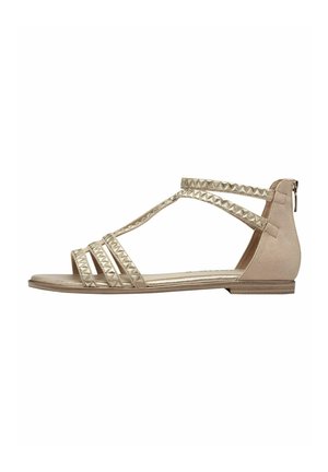 Beige Flachsandalen mit mehreren Riemen, die metallische Akzente aufweisen, einem Reißverschlussverschluss an der Ferse und einer strukturierten Innensohle.