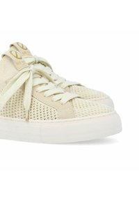 Baskets en maille beige avec une tige texturée, des lacets plats et une semelle en caoutchouc. Présente des accents dorés sur la languette et des détails sur le côté.