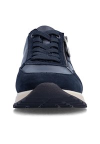 Vue de face d'une basket bleu marine avec des lacets noirs, une fermeture éclair latérale et une semelle texturée noire et blanche.