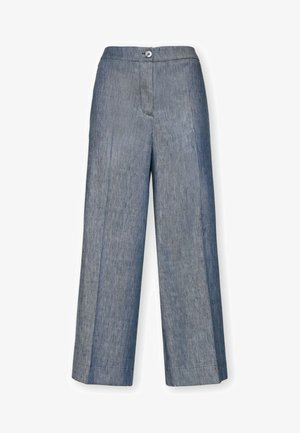 Pantaloni grigi a gamba larga con vita con bottoni e sottile texture verticale, mostrati stesi su uno sfondo bianco.