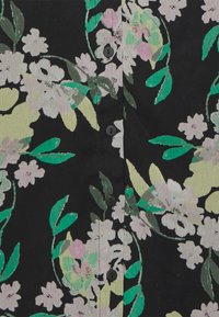 Tecido preto com um padrão floral que apresenta folhas verdes e flores cor-de-rosa. Seis botões pretos estão alinhados verticalmente ao centro. Superfície texturada.