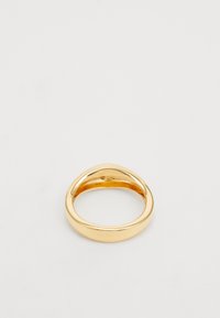 Anillo de oro con una banda lisa y redondeada. Acabado pulido y un ancho sustancial, con un diseño simple y moderno sin adornos.