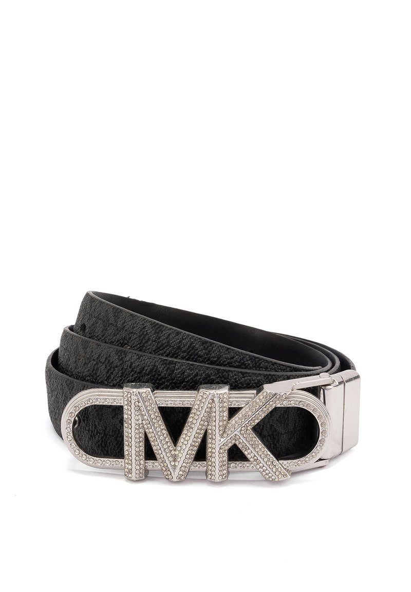 Cintura nera strutturata con una fibbia metallica argento che presenta un vistoso design "MK" decorato con pietre trasparenti.