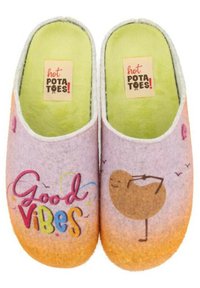 Zapatillas de fieltro con un degradado en púrpura pastel y naranja, con el texto "Good Vibes" y un personaje de patata en caricatura. Forro interior de color verde suave.