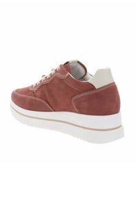 Baskets en daim rouge avec lacets blancs, col de talon rembourré blanc, surpiqûres contrastantes et semelle épaisse blanche avec une bande beige, présentées sous un léger angle arrière.