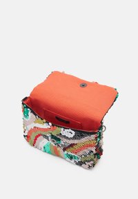 Sac multicolore en sequins avec un extérieur à motifs. Intérieur orange avec une fermeture à pression et une poche intérieure. Forme rectangulaire compacte.