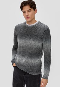 Szary sweter w paski o prążkowanej teksturze, z okrągłym dekoltem i długimi rękawami. Gradientowe cieniowanie od ciemnoszarego do jasnoszarego.