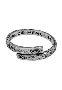 Anello in argento con fascia texturizzata, caratterizzato da un'incisione con il testo "REALIZE REAL LIES" e un simbolo di occhio sulla parte anteriore. Design unico e intrecciato.