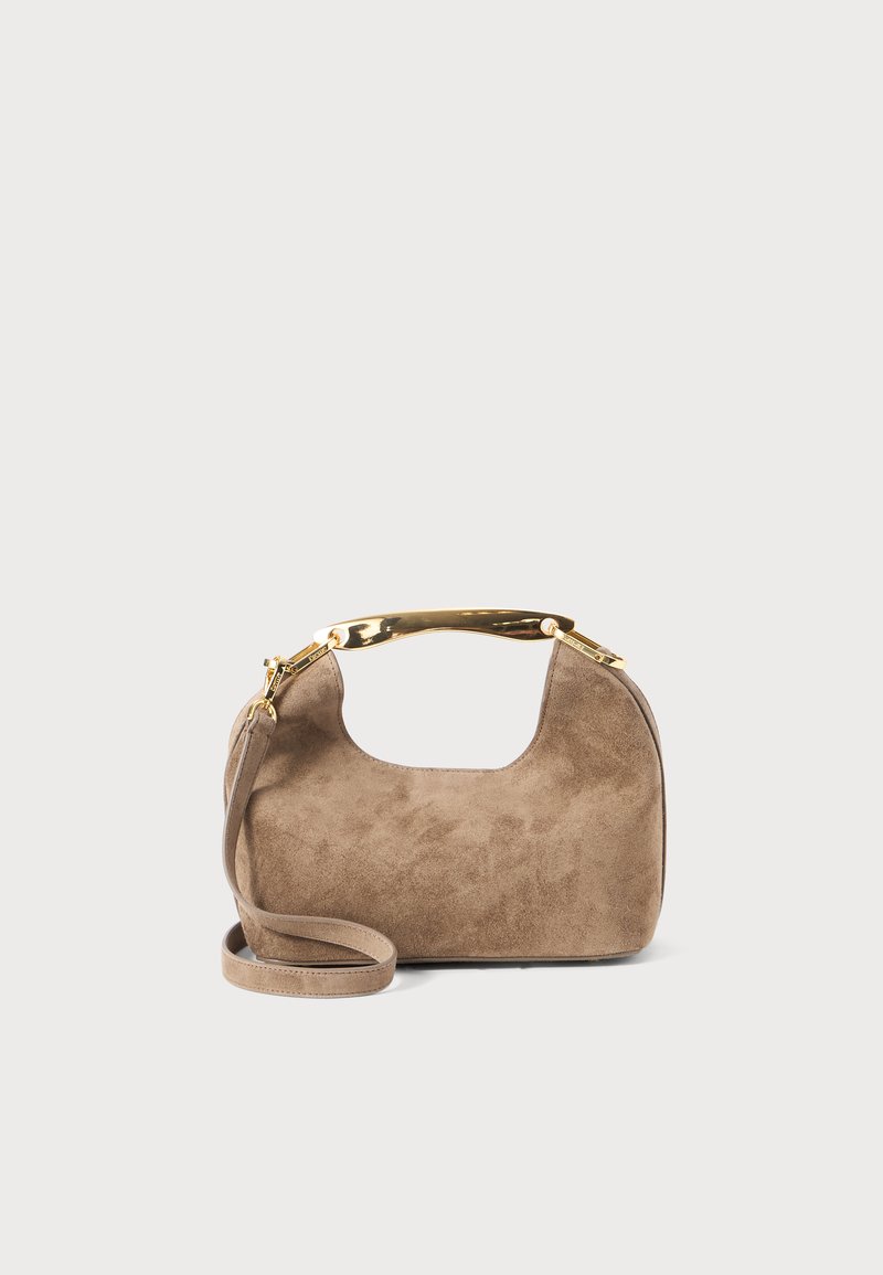 Piccola borsa a mano in suede taupe con parte superiore curva, manico in metallo dorato e tracolla lunga staccabile su sfondo bianco.