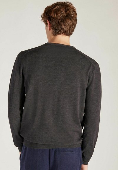 Donkergrijze, lange mouwen pullovertrui gemaakt van een zachte stof. Heeft een ronde halslijn en een aansluitende onderrand.