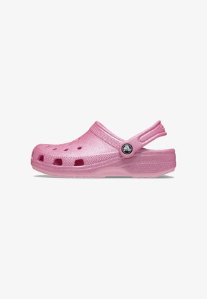 Pink glimmer klipklapper med lukket tå og ankelrem, der har ventilationshuller og et struktureret design i let, fleksibelt materiale.