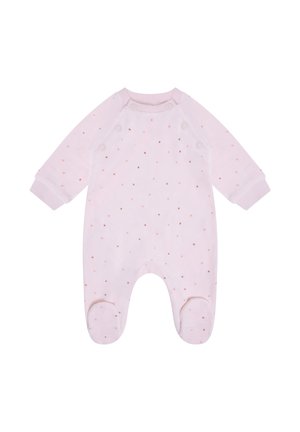 Lichtroze babyrompertje met lange mouwen, ingebouwde voetjes, kleine verspreide bruine stippen en knoopjes op de schouders en borst.