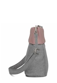 Borsa in tessuto grigia con chiusura superiore rosa, forma snella, esterno testurizzato, tracolla regolabile e hardware in argento.