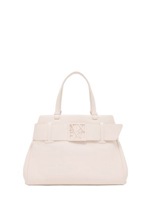 Sac à main en cuir crème avec poignées hautes, large sangle frontale et boucle carrée ornée de lettres géométriques embossées.