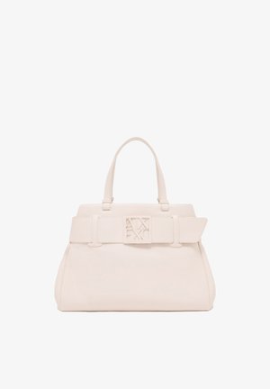 Cremefarbene Lederhandtasche mit oberen Griffen, breitem Frontriemen und quadratischer Schnalle mit geprägt geometrischen Buchstaben.