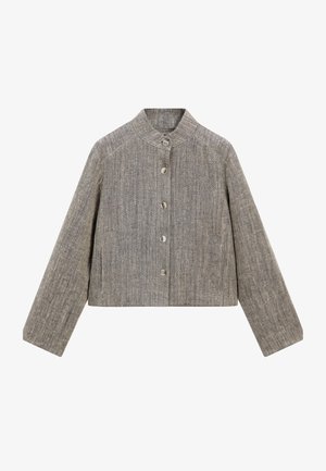 Krátká šedá bunda vyrobená z texturované látky s stojáčkovým límcem, předním zapínáním na knoflíky a dlouhými rukávy. Po celé ploše jsou jemně viditelné vertikální pruhy.