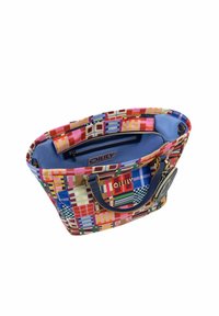 Borsa a tracolla multicolore con motivo, dotata di interno blu, maniglie blu scuro e un piccolo cartellino appeso. Realizzata in tessuto resistente.