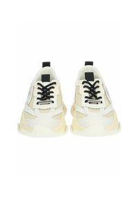 Baskets blanches en maille et synthétique avec des lacets noirs, des accents beige contrastants et une semelle texturée. Comprend une languette à l'arrière.