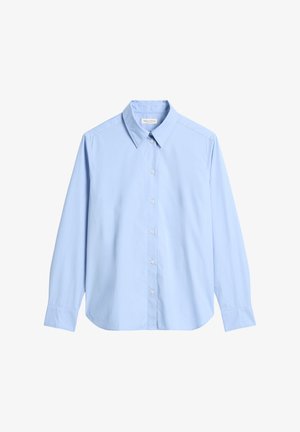 Jasnoniebieska koszula z długim rękawem i kołnierzykiem, zapinana z przodu na guziki, starannie wyeksponowana na białym tle.