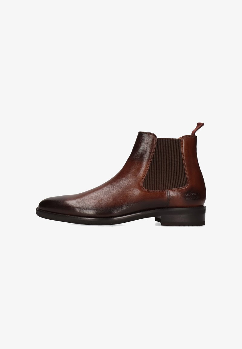 Braune Leder Chelsea-Boots mit elastischem Seitenpaneel, Zuglasche hinten und niedrigem, gestapeltem Absatz auf weißem Hintergrund.