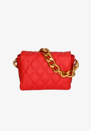 Rote gesteppte Lederhandtasche mit großem goldfarbenen Kettenriemen, der über die Oberseite gelegt ist, vor weißem Hintergrund.