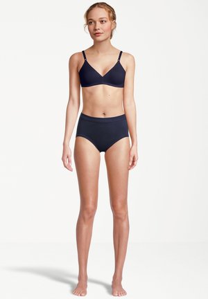 Navyblauer BH und hochgeschnittenes Slip-Set aus weichem Stoff. Der BH verfügt über ein V-Ausschnitt-Design und verstellbare Träger; der Slip hat einen glatten Bund.