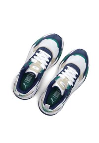 Sneakers met witte mesh en marineblauwe leren accenten, groene en beige overlays, witte veters en een gevoerde tong met een logo.