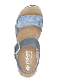 Sandale à lanières en cuir dans des nuances de bleu variées avec un intérieur doux et doublé. Dispose d'une boucle réglable en argent et d'une semelle blanche.