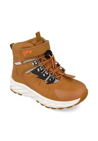 Bota de senderismo marrón con un upper texturizado, acentos naranjas, ganchos metálicos y una media suela blanca. Presenta un collar acolchado y una suela duradera.