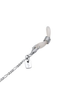 Sølvkæde med en toggle-lukning, der har en glat, lysfarvet perle og et lille identifikationsmærke mærket "925."