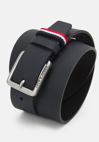 Ceinture en cuir noir avec une finition mate, boucle en métal argenté, et une sangle décorative arborant des rayures rouges, blanches et bleues.
