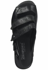 Zwarte sandaal met een gegraveerd bloemenpatroon, drie verstelbare banden en een zijgesp. Zacht voetbed en een gladde textuur.