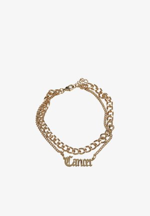 Goldene Halskette mit zwei verschiedenen Gliederarten und einem Anhänger mit der Aufschrift „Cancer“ in gotischer Schrift.