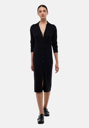 Robe en tricot noir à côtes avec manches longues, col et boutonnière : design mi-long avec une fente en bas.