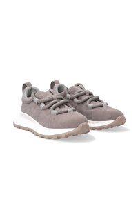Graue Wildleder-Sneaker mit einer weißen Mittelsohle und einer strukturierten Gummisohle, ausgestattet mit dicken grauen Schnürsenkeln und einer Zuglasche an der Ferse.