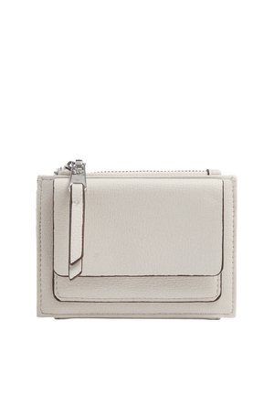 Kompaktowy jasnoszary skórzany portfel z przednią kieszenią na klapę i górną przegródką na zamek błyskawiczny, wyposażony w pasujący uchwyt zamka.
