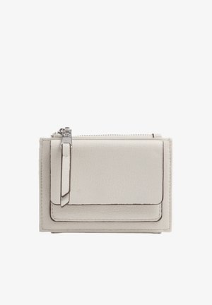Kompaktowy jasnoszary skórzany portfel z przednią kieszenią na klapę i górną przegródką na zamek błyskawiczny, wyposażony w pasujący uchwyt zamka.
