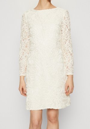 Witte kanten jurk met lange mouwen en een ronde halslijn, voorzien van ingewikkelde bloemenpatronen en een gestructureerde afwerking, tot op de knie.