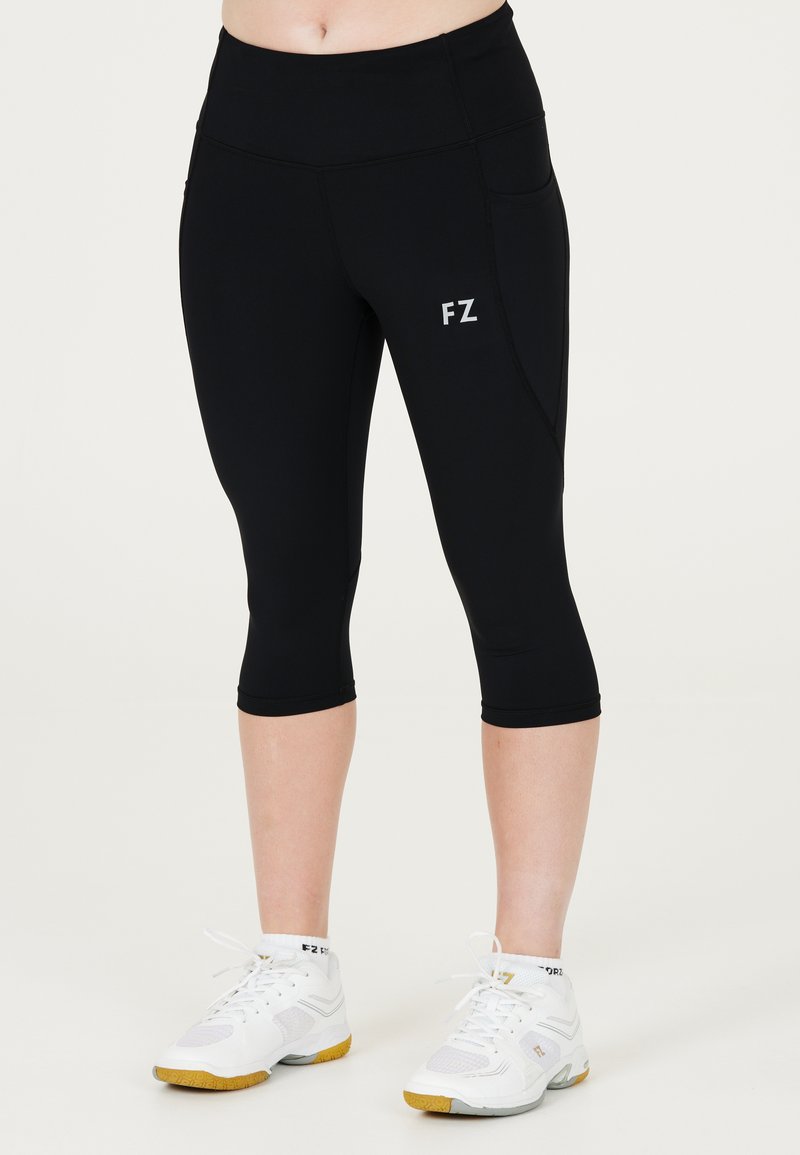 Svarta caprileggings i stretchigt tyg, med hög midja och en sidoficka. Logotypen "FZ" tryckt i vitt på vänstra låret.