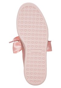 Helle rosa Sneaker mit einer strukturierten Gummisohle, versehen mit einer Satin-Schleifenakzent an der Seite und einem geprägten Logo.