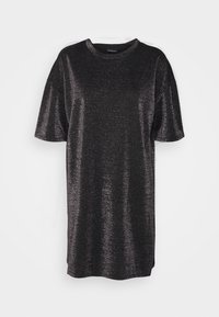 Robe noire à manches courtes avec une texture métallique brillante, coupe décontractée, col rond et finition lisse. Aucun motif ou accent notable visible.