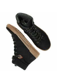 Czarne buty wysokie, wykonane z płótna, z teksturowaną podszewką, z metalowymi oczkami, okrągłym sznurowaniem i gumową podeszwą z rowkami.